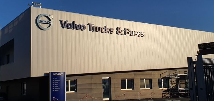 Restyling facciate capannoni Volvo Trucks Cavidue